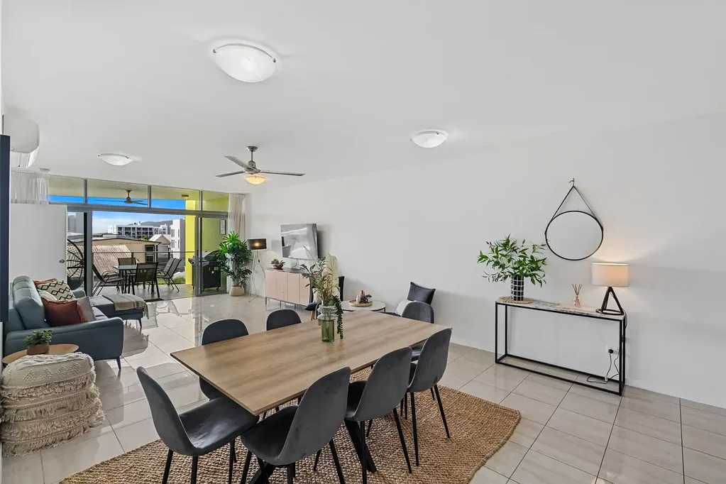 Cairns City 3 Bedroom Stylish city apartment with oversized balcony and resort amenities