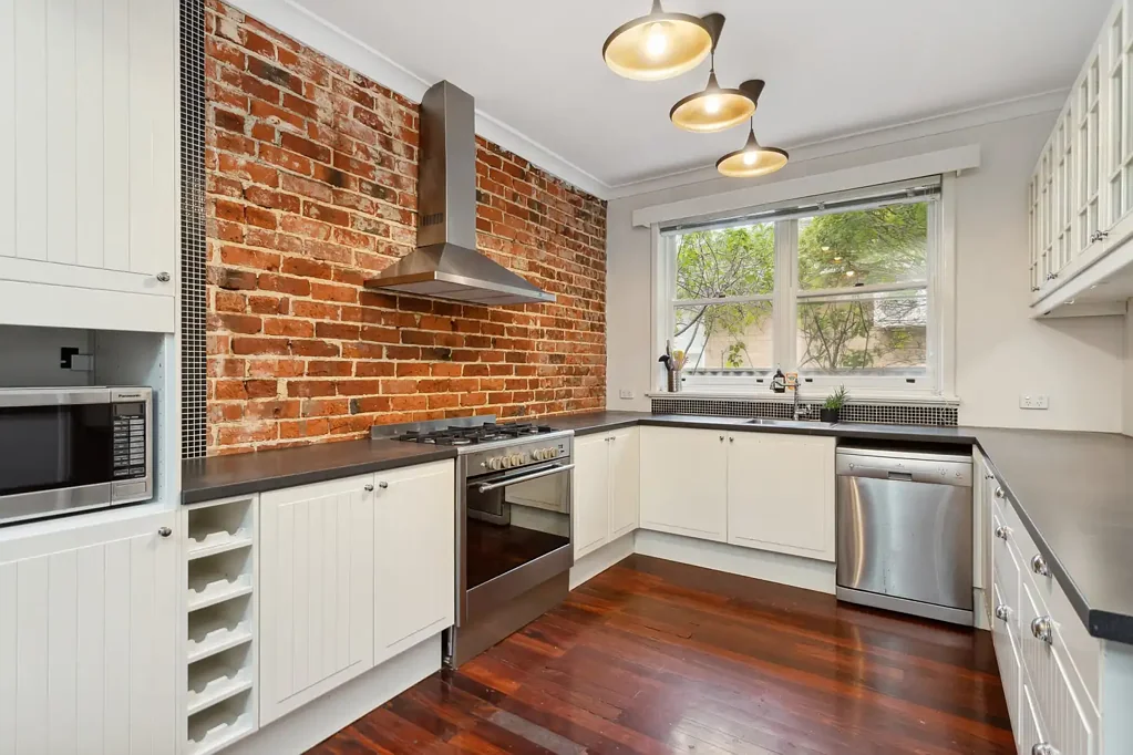 Furnished 2x1 Home with Spacious Kitchen and Ample Parking!
