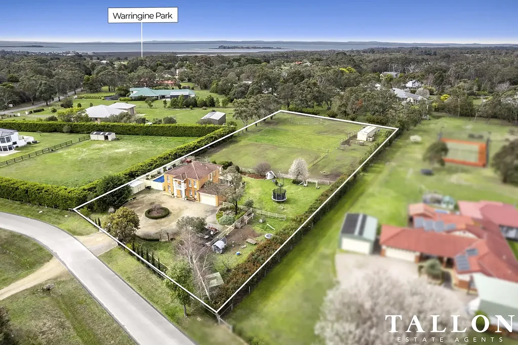 Bittern 4Moenga Luxurious Family Living - Excellent location with 2 Acres (approx)
