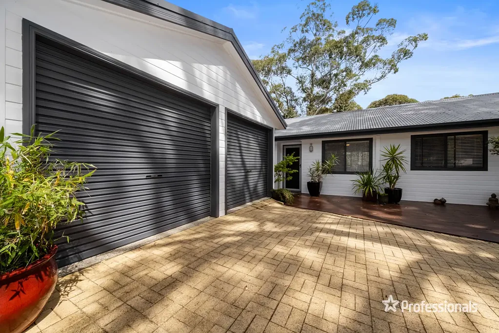 Beautiful family home with pool in quiet neighbourhood!