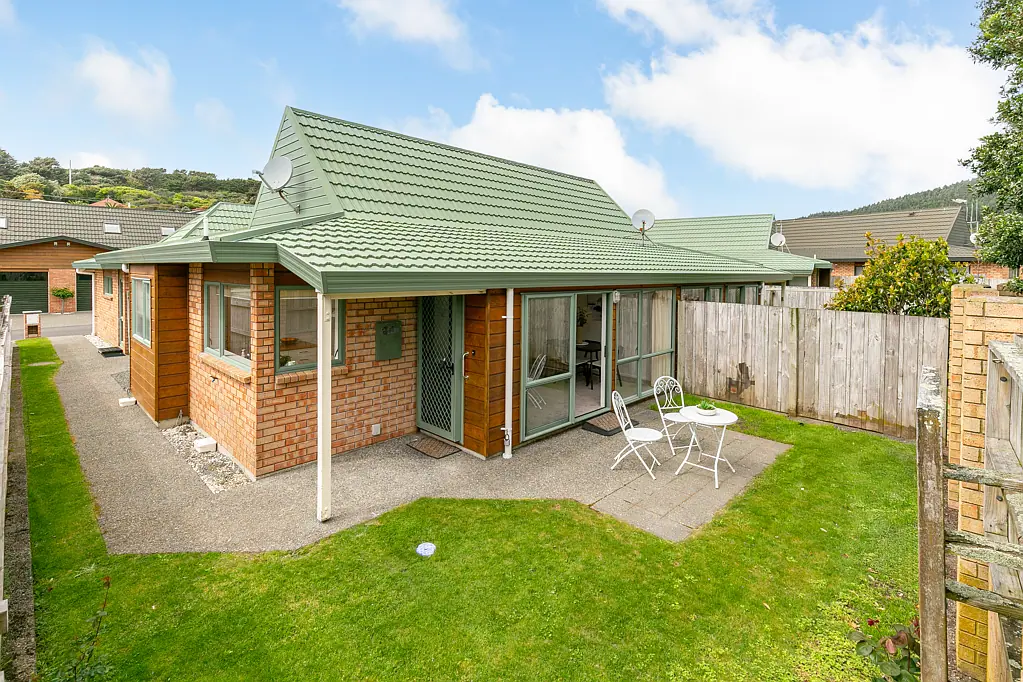 Tawa 2房  OVER 50S LIVING MADE EASY - STYLISH 2-BEDROOM GEM!