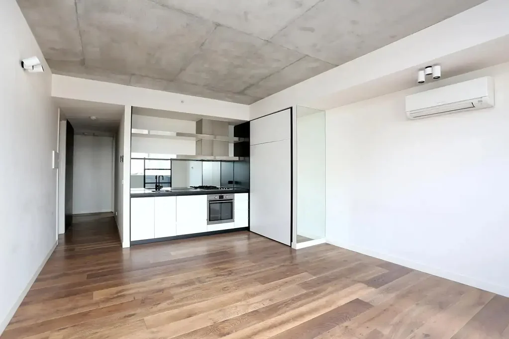South Yarra 1房 South Yarra核心地 落地窗采光足 现代厨房时尚 私人露台惬意 交通购物便利 Stylish Inner-City Living in the Heart of South Yarra