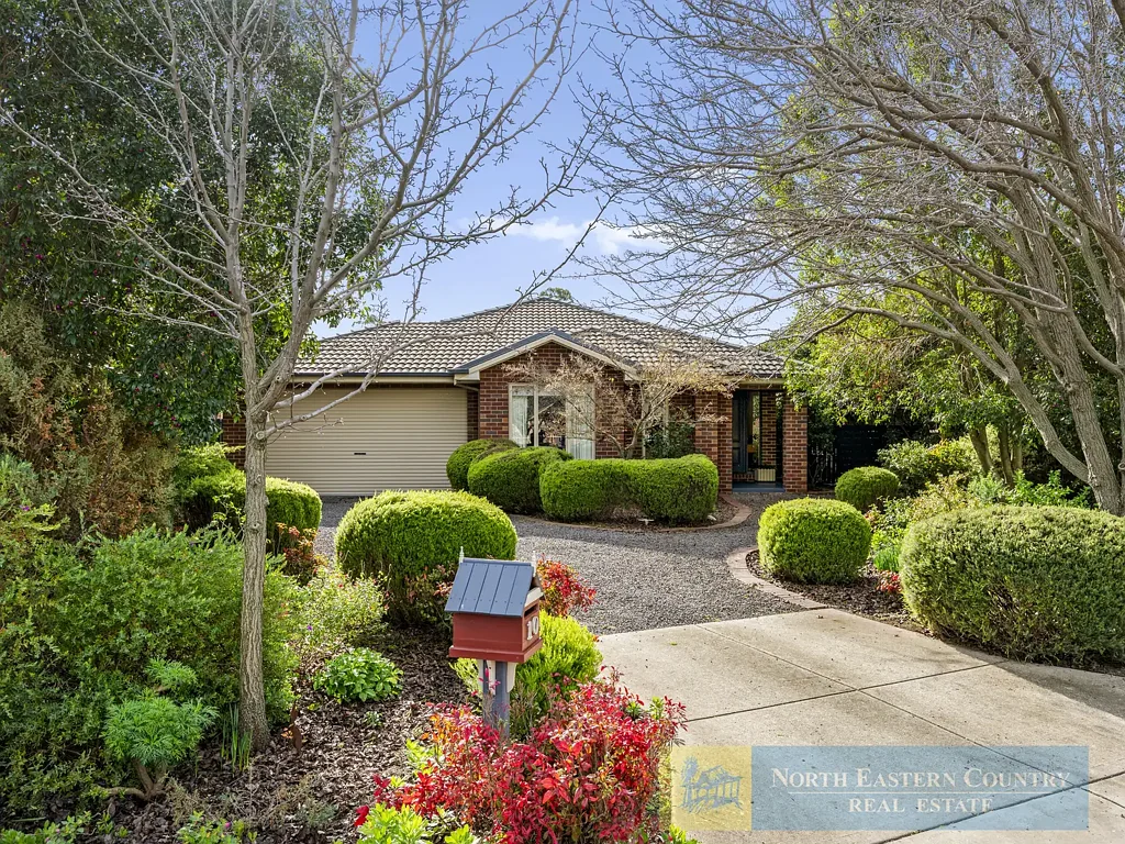 Euroa 3房  Simply Beautiful 3Br Home - Lovely Gardens -  Private Court Location - Solid Shedding