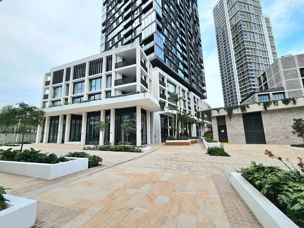 High Ievel One Bedroom with Fantastic View !