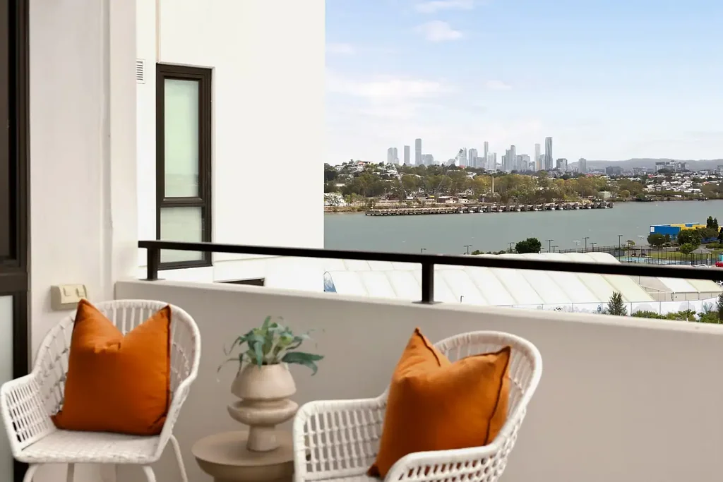 Hamilton 3બેડરૂમ North-Facing. River Views. An Outlook Worth Keeping.