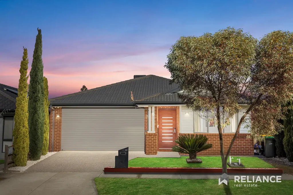 Truganina 4Moenga Luxurious North Facing Family Home with 4 M approx. High Ceilings! Walking distance to all amenities!!