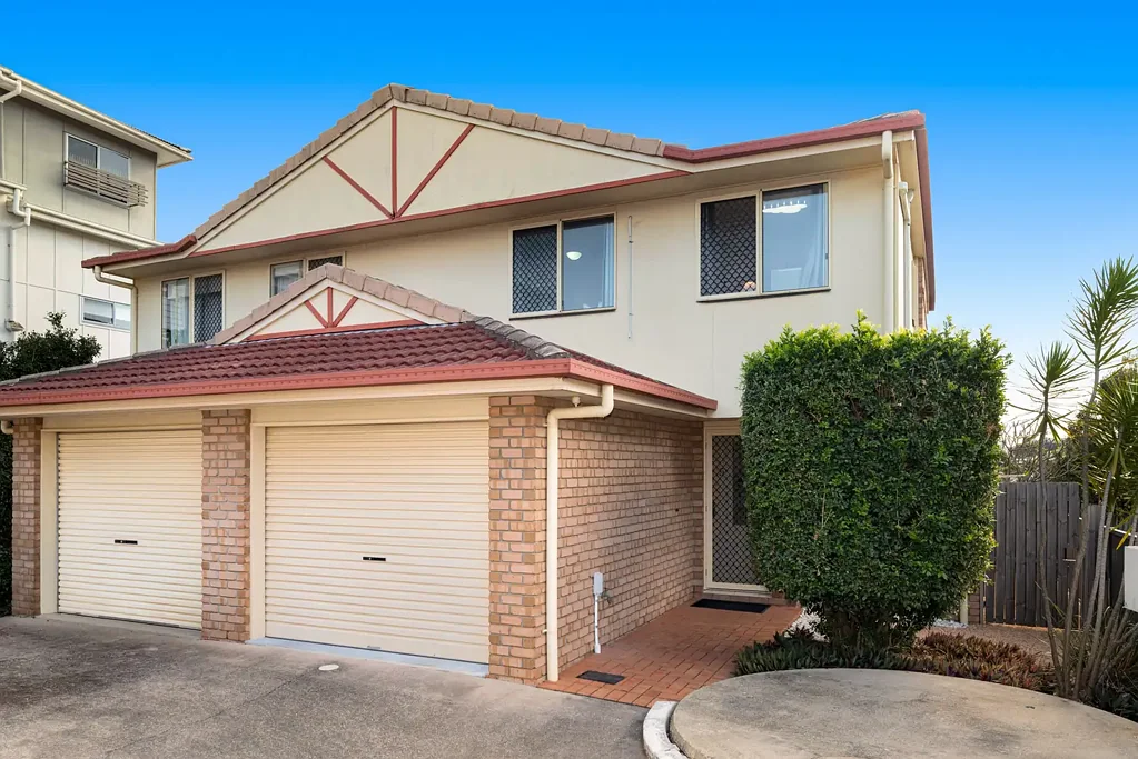 Carina Heights 3 Bedroom Peace, privacy + alfresco appeal - walk to city links, Westfield and Clem Jones Centre