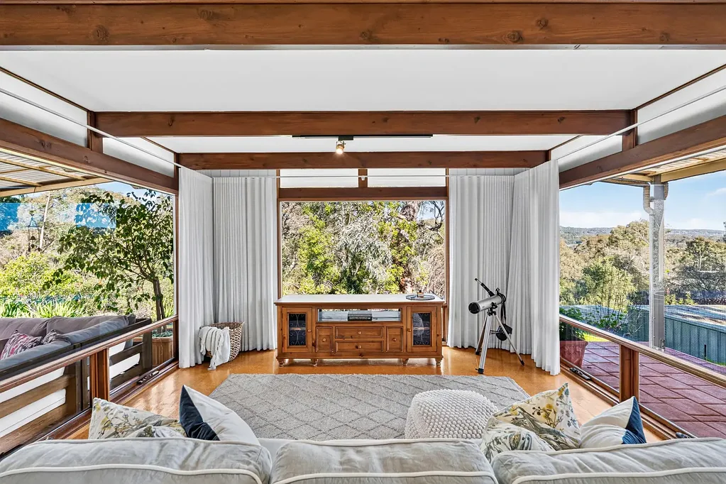 Coromandel Valley 5બેડરૂમ Spacious Hamptons living with hills-face views and poolside charm...