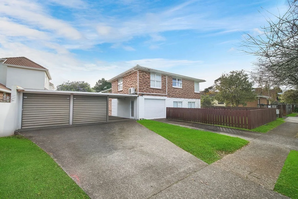 Spacious and clean 2 bed 2 park unit