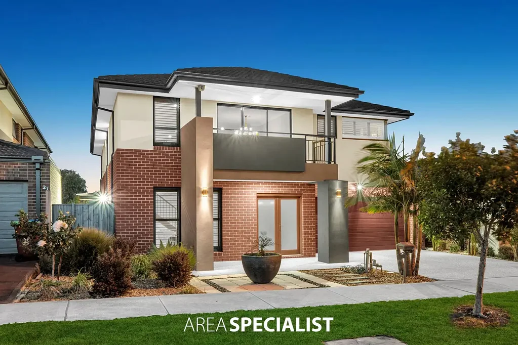 Clyde North 5Habitaciones Elegant Double Storey Home with Modern Charm...