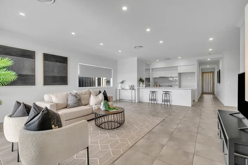 Collingwood Park 4房 2023年新筑 2.7米高顶 开放式起居空间 高端厨房配置 全屋中央空调 四卧全采光 低维护后院 步行可达公园与商圈 Fresh, Vacant & Ready to Move In!