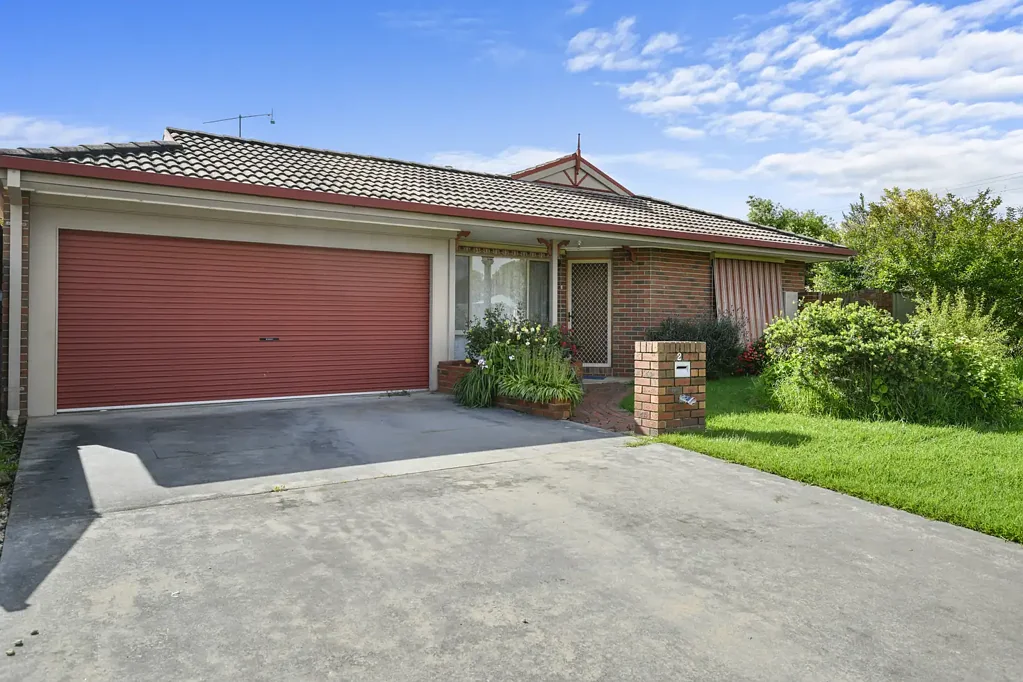 BRICK VENEER HOME IN ESTABLISHED AREA
