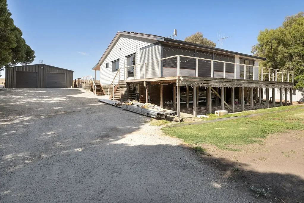 Lake Boga 4 Bedroom Lakeside Lifestyle!