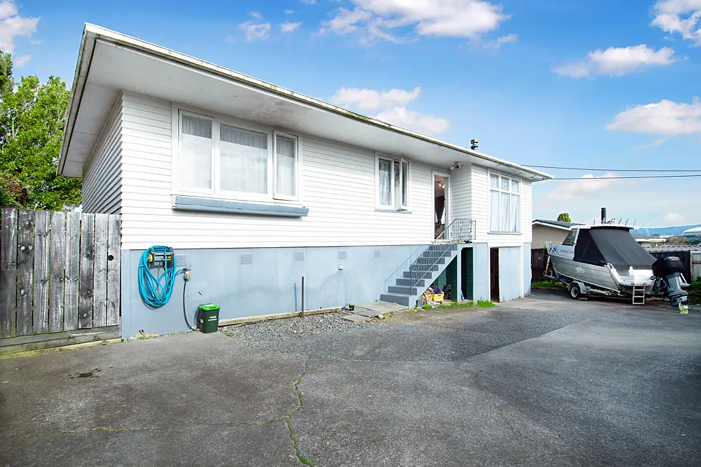 18 Sherwood Avenue, Te Atatu South, Waitakere City, Auckland