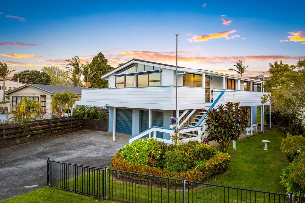 Clarks Beach 4Habitaciones Sea Air, Sunshine & Sand Between Your Toes!