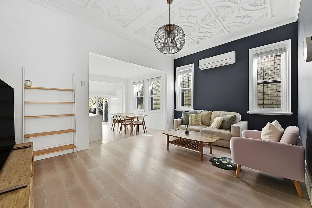 Stunning freestanding 2 bed home offered furnished/unfurnished