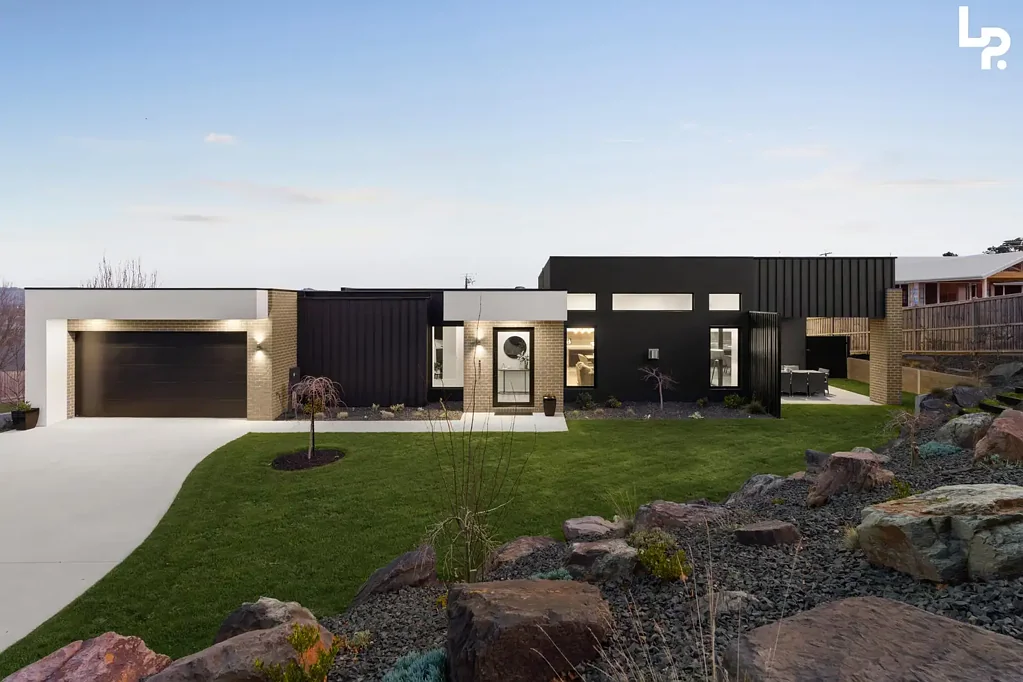 Warragul 4部屋 ARCHITECTURAL EXCELLENCE MEETS FAMILY FUNCTIONALITY SET ON HALF-ACRE