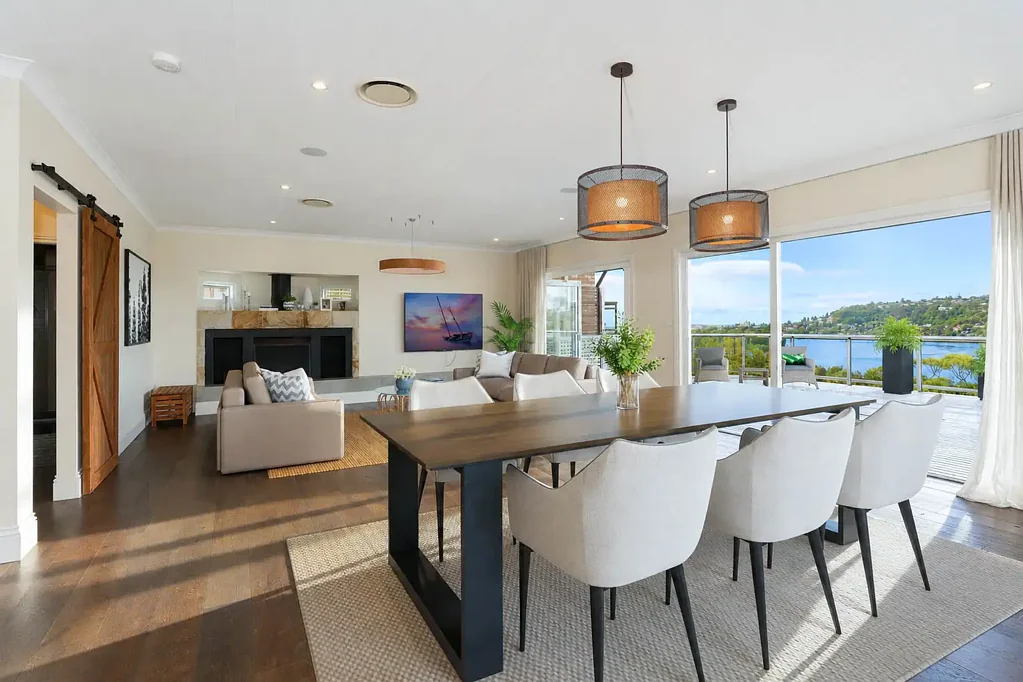 LUXURY RESIDENCE WITH BREATHTAKING LAKE & OCEAN VIEWS!
