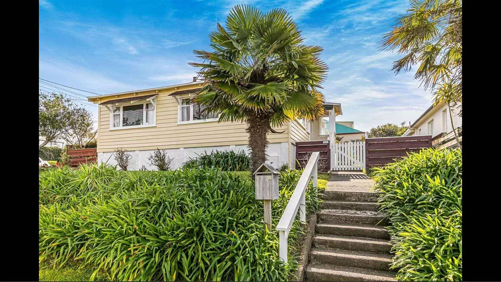 Devonport 3 Bedroom Coastal Elegance Meets Developed Potential