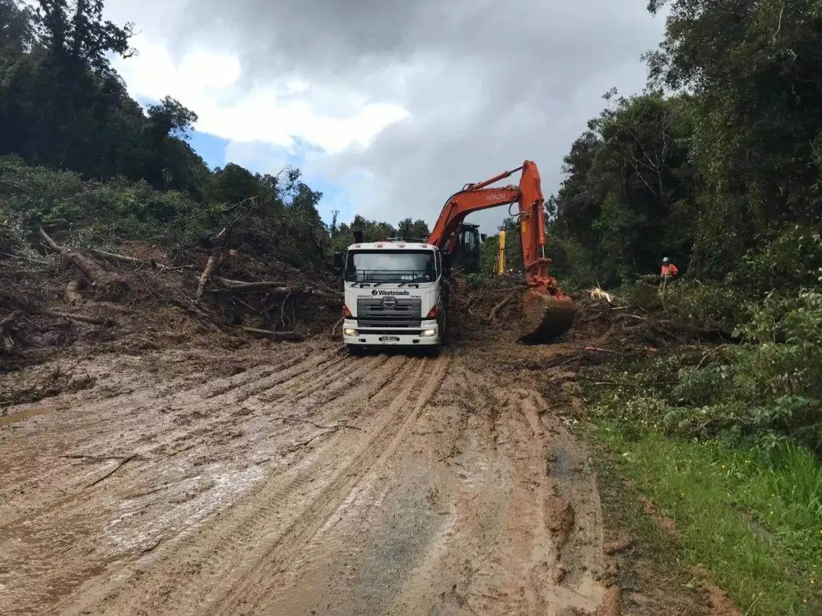 南岛道路情况更新：好消息！1号公路今天下午6点恢复通车，西海岸修路进展顺利