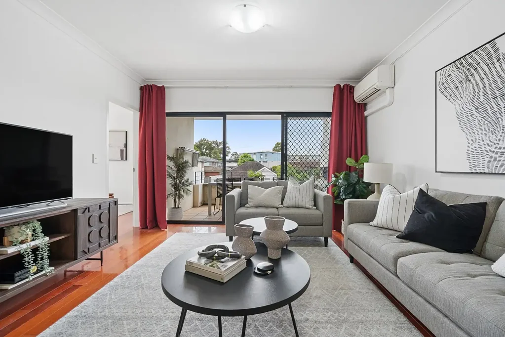 Hurstville 3कमरा North-East Facing | Dual-Level Living | Dual Master Bedrooms