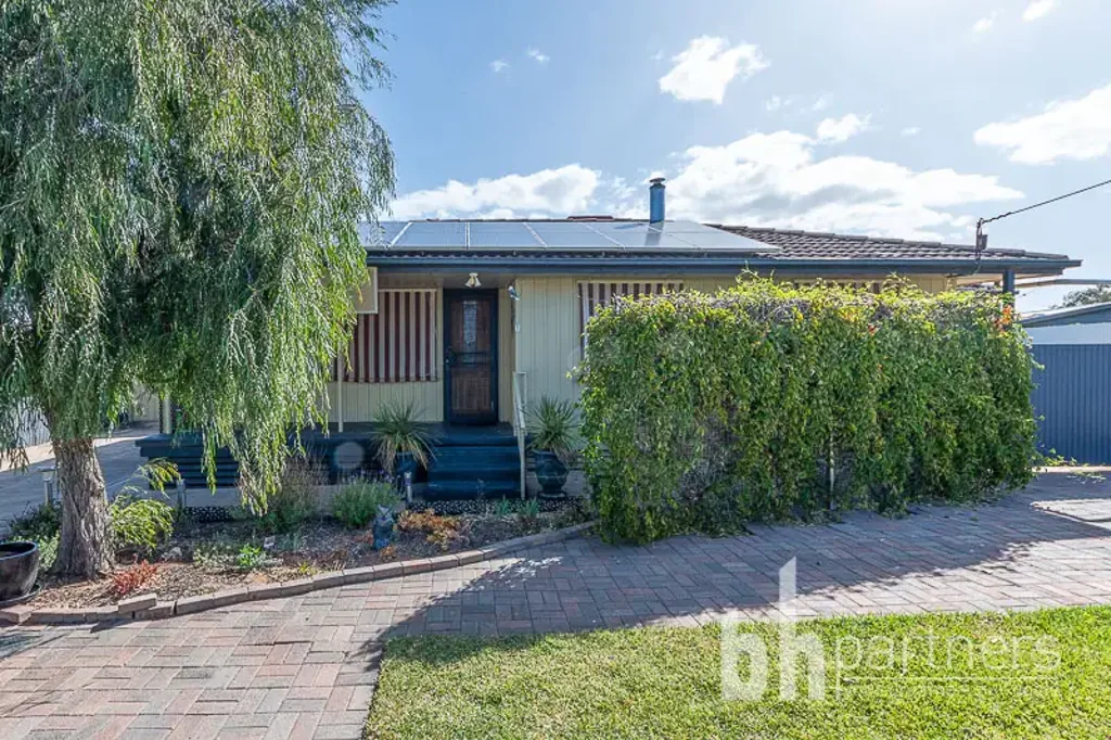 Neat And Comfortable Three Bedroom Home Packed With Loads of Features