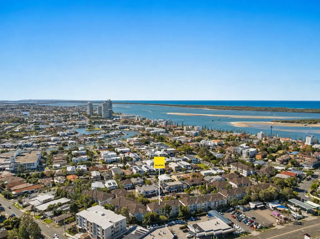 Biggera Waters 2房  VACANT & MOVE-IN READY JUST MOMENTS FROM THE BROADWATER!