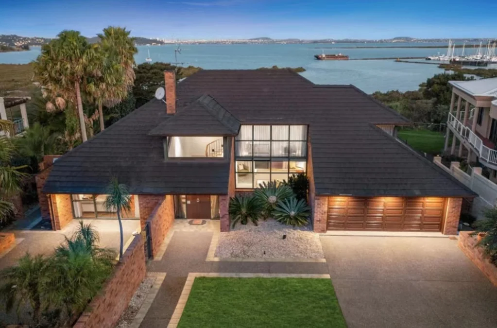 Stunning Waterfront Home in West Harbour