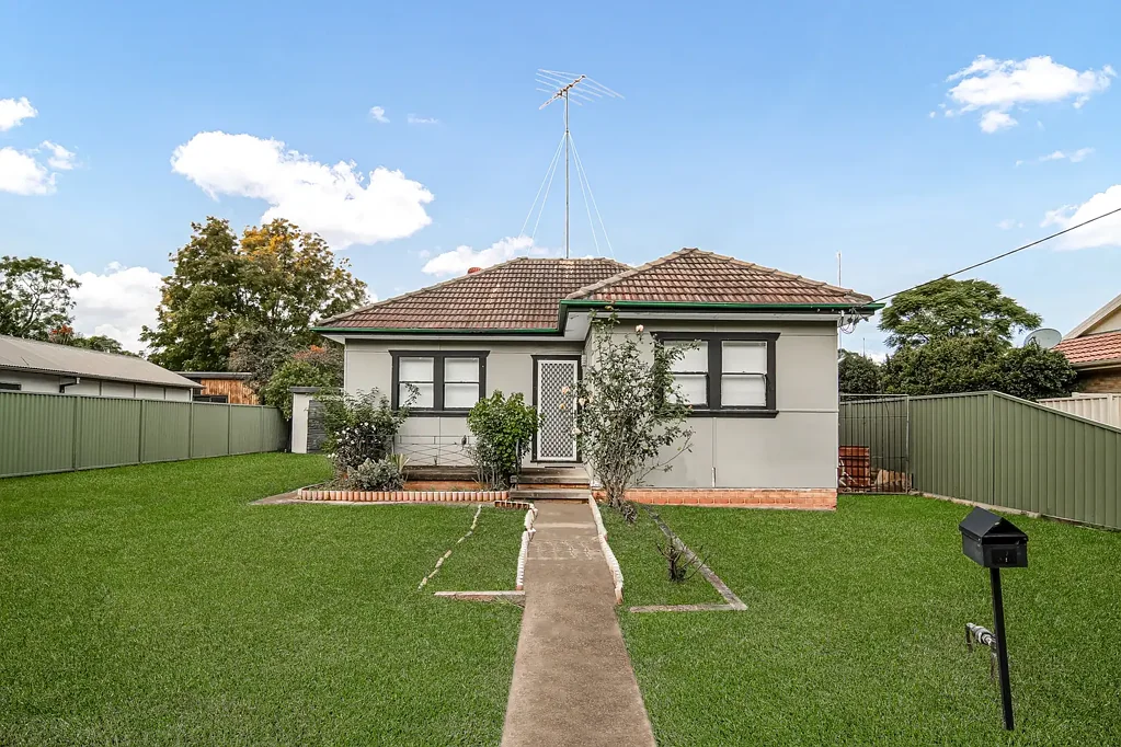Penrith 2房 地理位置优越 803平方米区块 R3中密度住宅区划 Penrith中央商务区核心 Nepean Village购物中心对面 购物、交通、教育便利。 R3 ZONED - Across from Nepean Village
