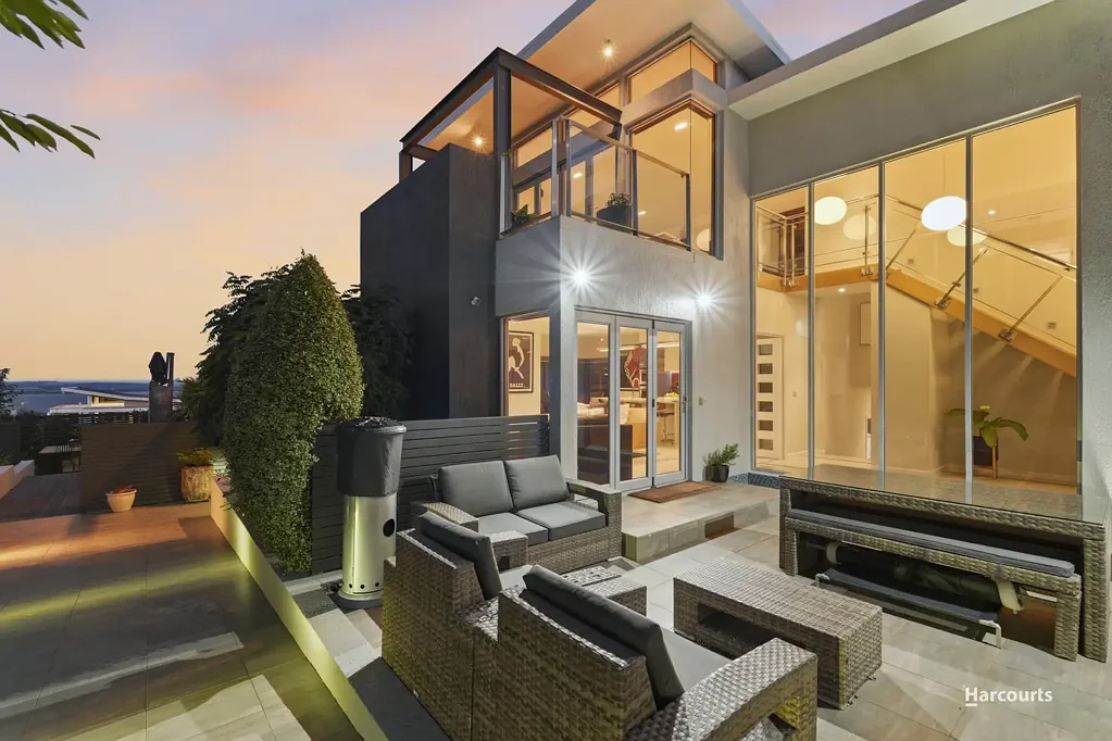Blackmans Bay 4कमरा Architectural distinction, panoramic water views & a life well lived