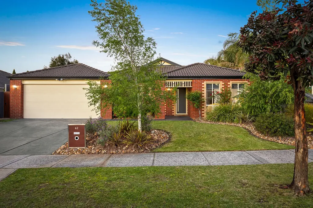 Cranbourne 4Kwarto Immaculate Family Living in the Heart of Brookland Greens