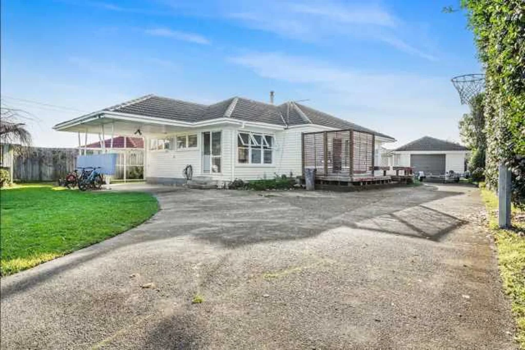 Hamilton Central 4 Bedroom 1/4 acre section in Hamilton