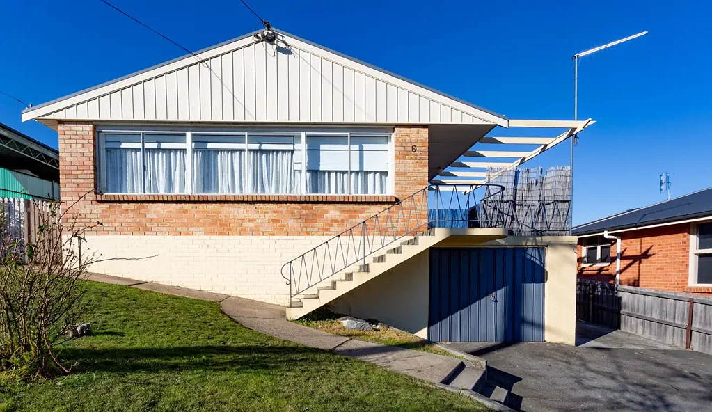 Charming 2-bedroom home with garden maintenance included