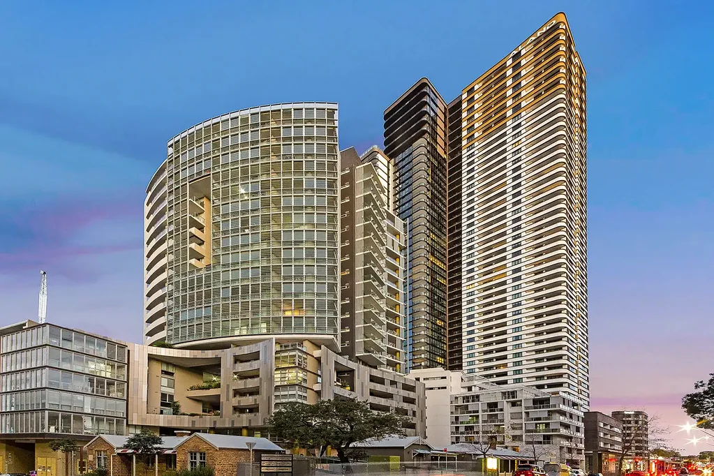 Parramatta 2房 The Galleria安全社区 两卧近新公寓 CBD全景视野 现代厨房石材台面 主卧带套间 全套便利设施 步行繁华生活 Stylish and sophisticated living