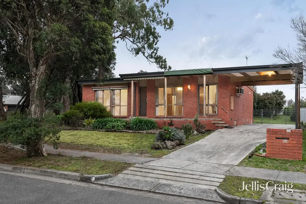 Greensborough 3 Slaapkamer Enjoy Now with Scope to Update