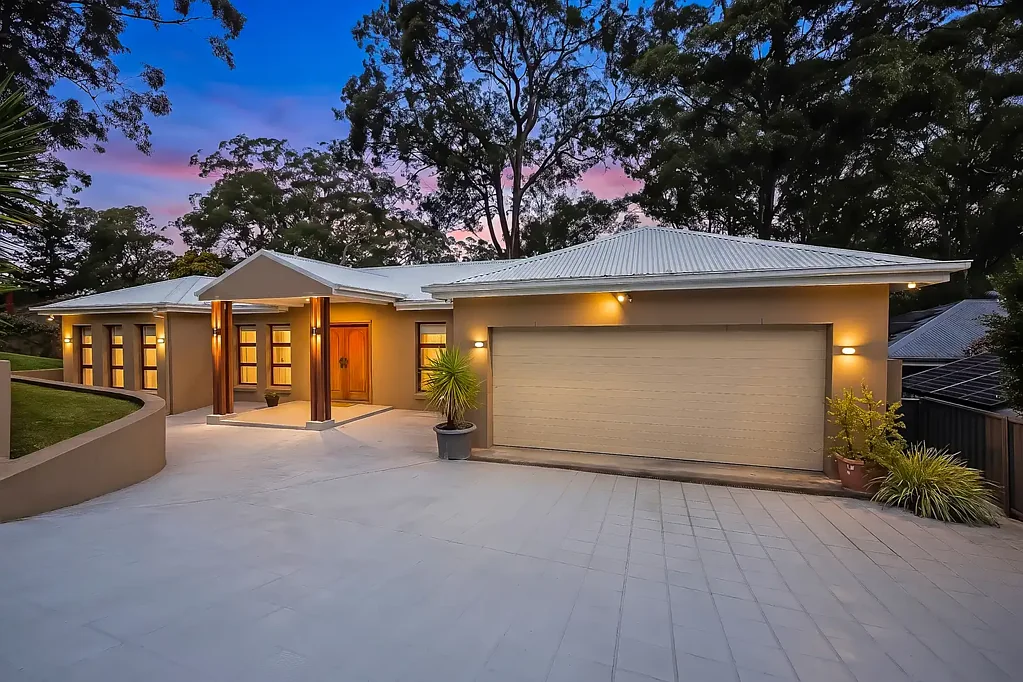 Pennant Hills 5房 专属社区宁静私密 朝北采光充足 宽敞前院街道吸引力 灵活多卧主卧套房 开放式生活区流线型设计 现代厨房石材台面 巨大后院娱乐区 步行交通购物学校 双自动车库 Contemporary Family Living: Address of Convenience: Walk to School & Station
