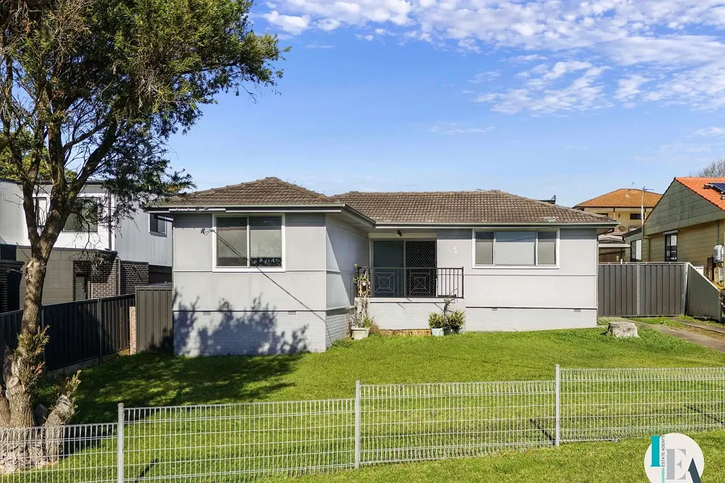 Lake Illawarra 3chambre Renovated home with DA Approval for three Townhouses