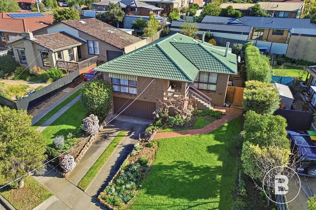 Bacchus Marsh 3房 壮丽全景视野 654平米高地 俯瞰小镇风光 便利生活配套 宽敞三卧主卧套房 精装厨房电器 户外娱乐空间 双车库带工坊 ELEVATED LIVING WITH STUNNING VIEWS IN A PRIME CENTRAL LOCATION