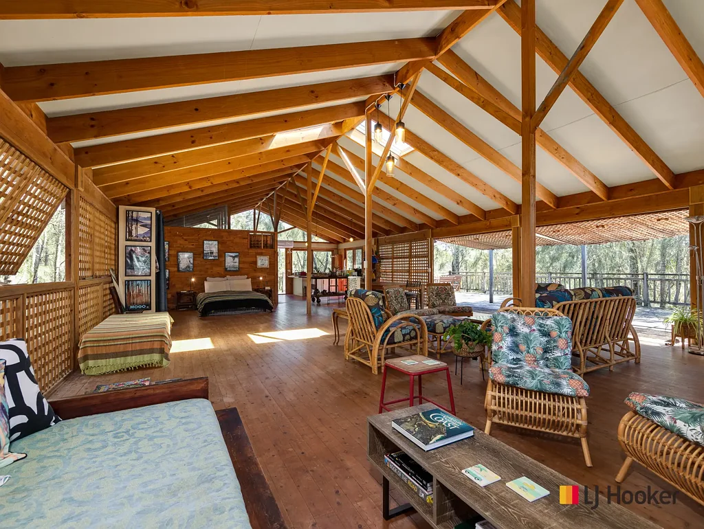 Mossy Point 2Moenga Eclectic Pole Home with a Fantastic Bungalow Vibe... only 1km to Boat Ramp !