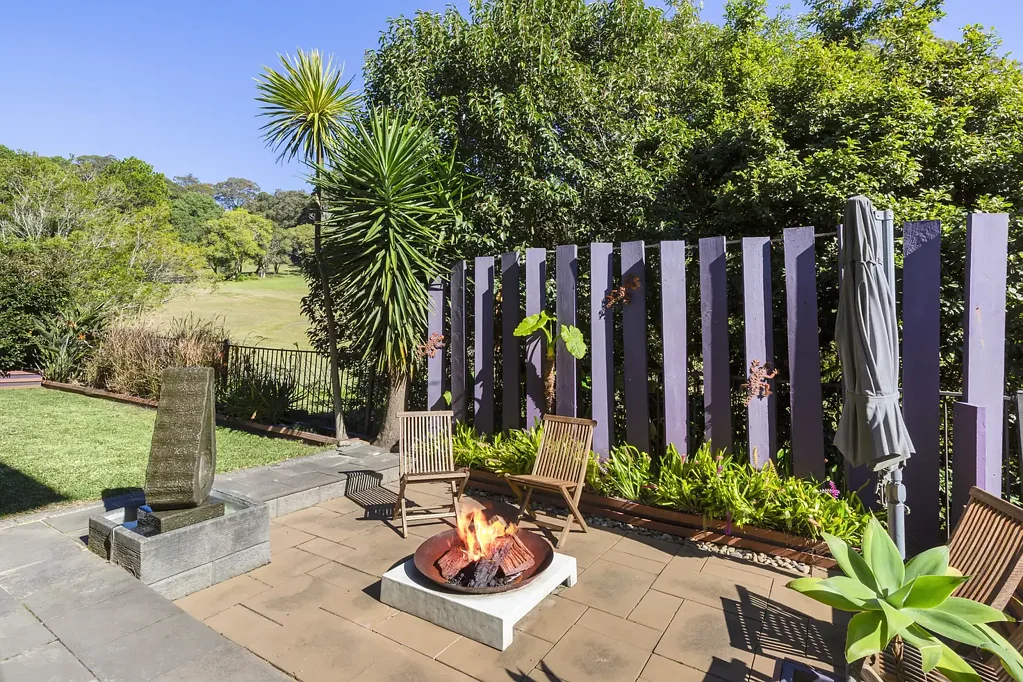 New Lambton Heights 4कमरा A Private Family Sanctuary Where the Bushland Outlook is the Backdrop to Everyday Life.
