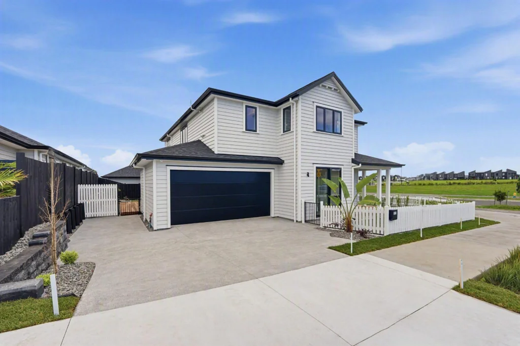 Wainui 5બેડરૂમ Sun-Filled Corner Retreat - Versatile Options