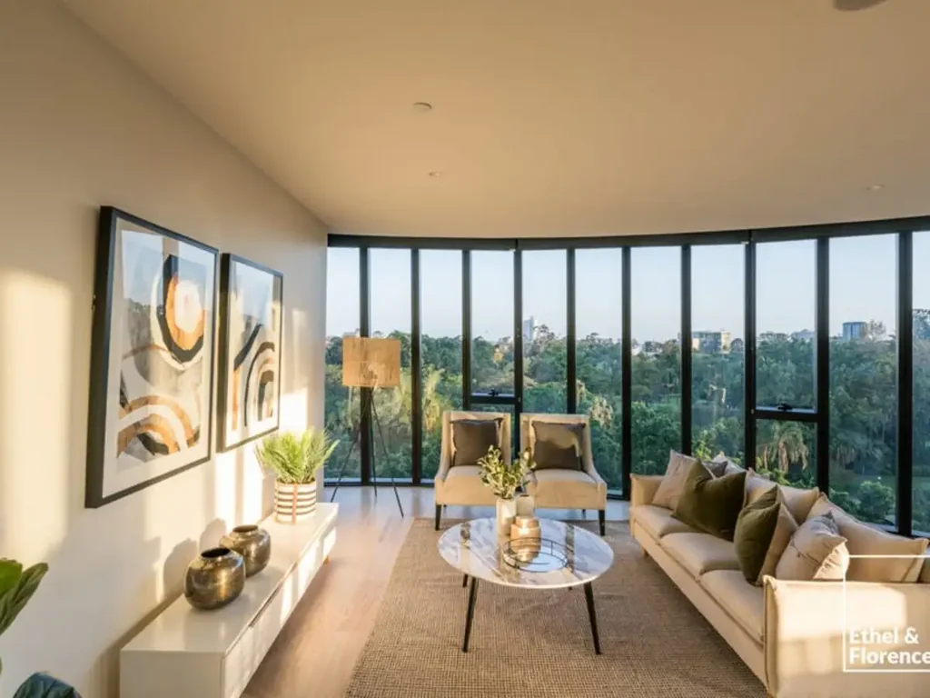 Unfurnished Apartment just above the Botanic Garden tree canopy