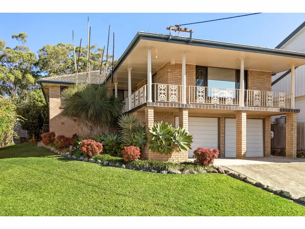 LARGE FAMILY HOME WITH DOUBLE GARAGE, MULTIPLE LIVING AREAS & NICE BACKYARD