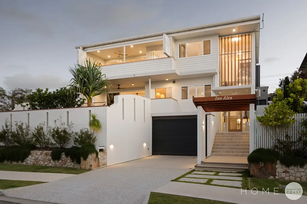 Alexandra Headland 5房  A Landmark Coastal Residence Offering Space, Style & Versatility