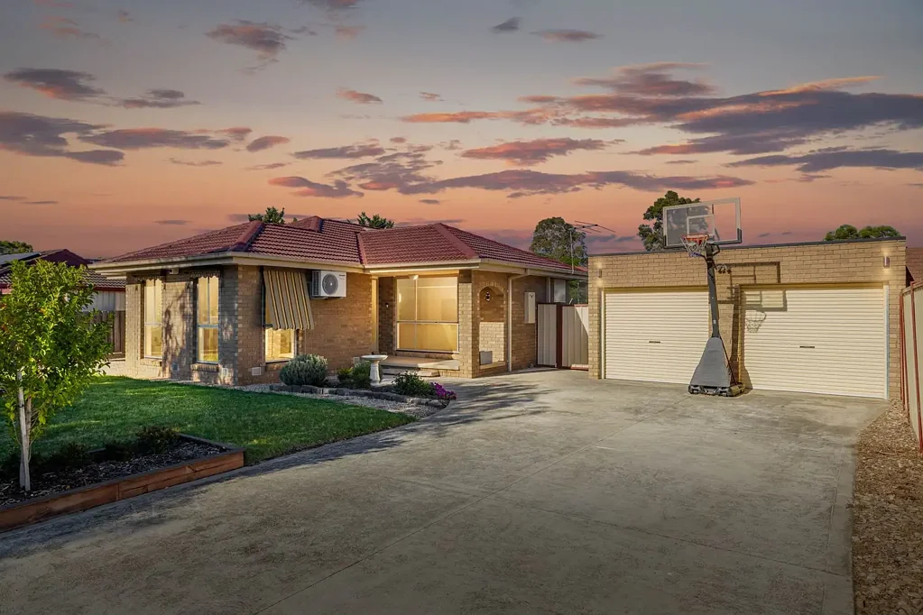 Melton West 3房 宽敞的家庭生活，位于一个巨大的855平方米的分配地上，并提供卓越的车辆住宿条件 Spacious Family Living on a Huge 855m² Allotment with Exceptional Car Accommodation