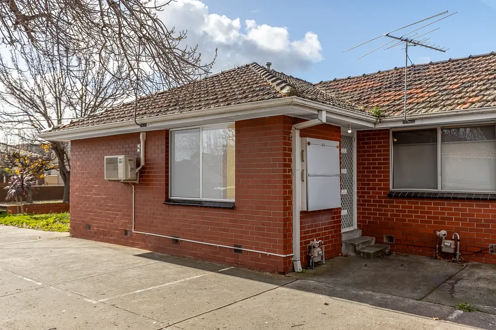CONVENIENT & LOW MAINTENANCE 2 BEDROOM