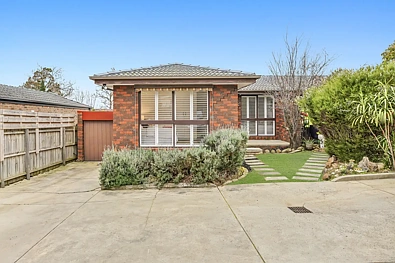 Mount Waverley 2房 Mount Waverley 著名地段采光充足的翻新住宅 Light-Filled Renovated Home in Prestigious Mount Waverley Location