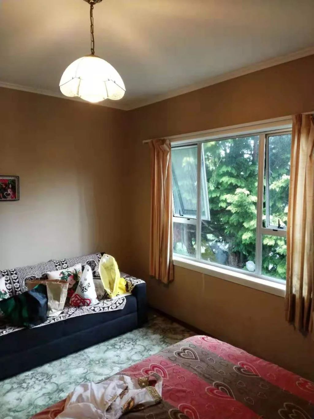 A 3 bedrooms and 1.5 bathrooms upstairs flat