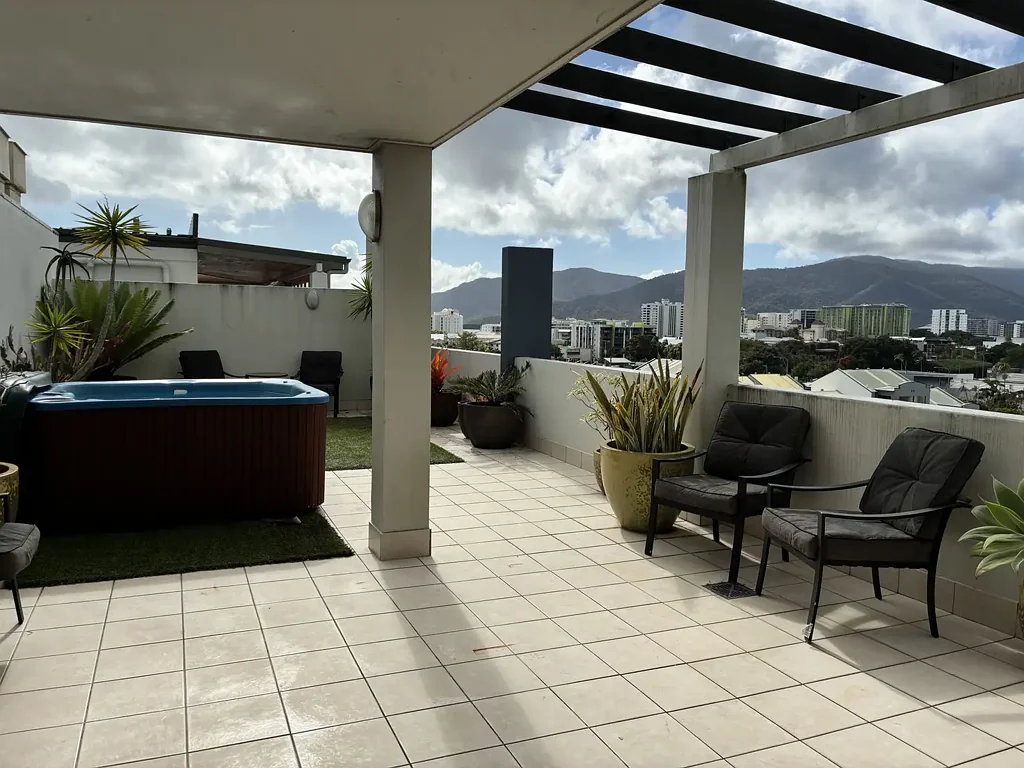 Cairns City 2 Slaapkamer Two Level Penthouse Apartment with City Views