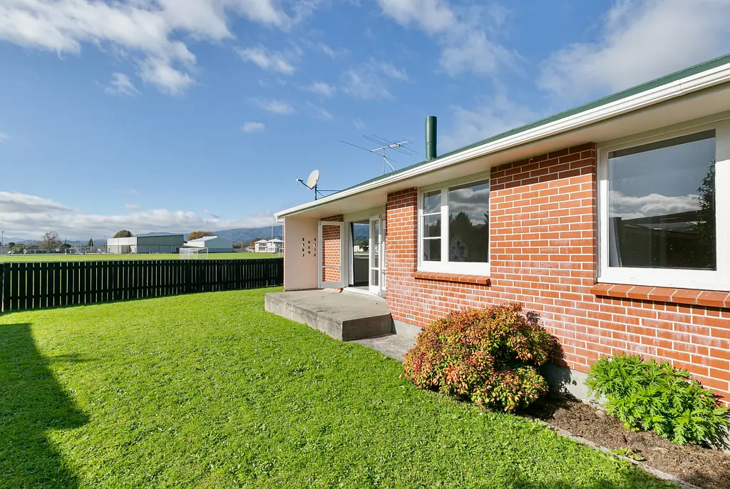 Trentham 2 Bedroom Sunny, Spacious and Move-In Ready - North Facing